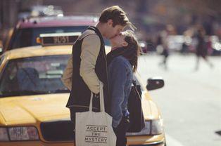 欧美夫妻捏脚图片,展现家庭和谐温情